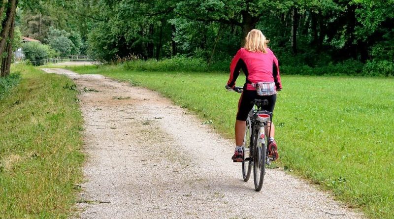 Keď na bicykel, tak len v cyklistickom oblečení. Prečo je tak zásadný?